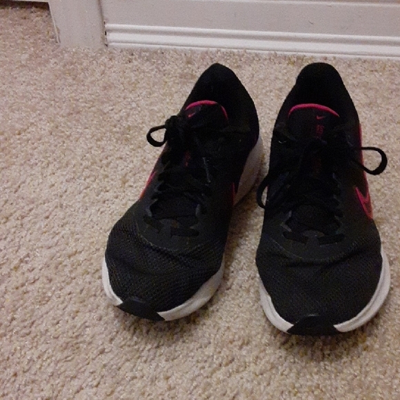 Nike Women's Black and Pink Running Shoes - Picture 3 of 9